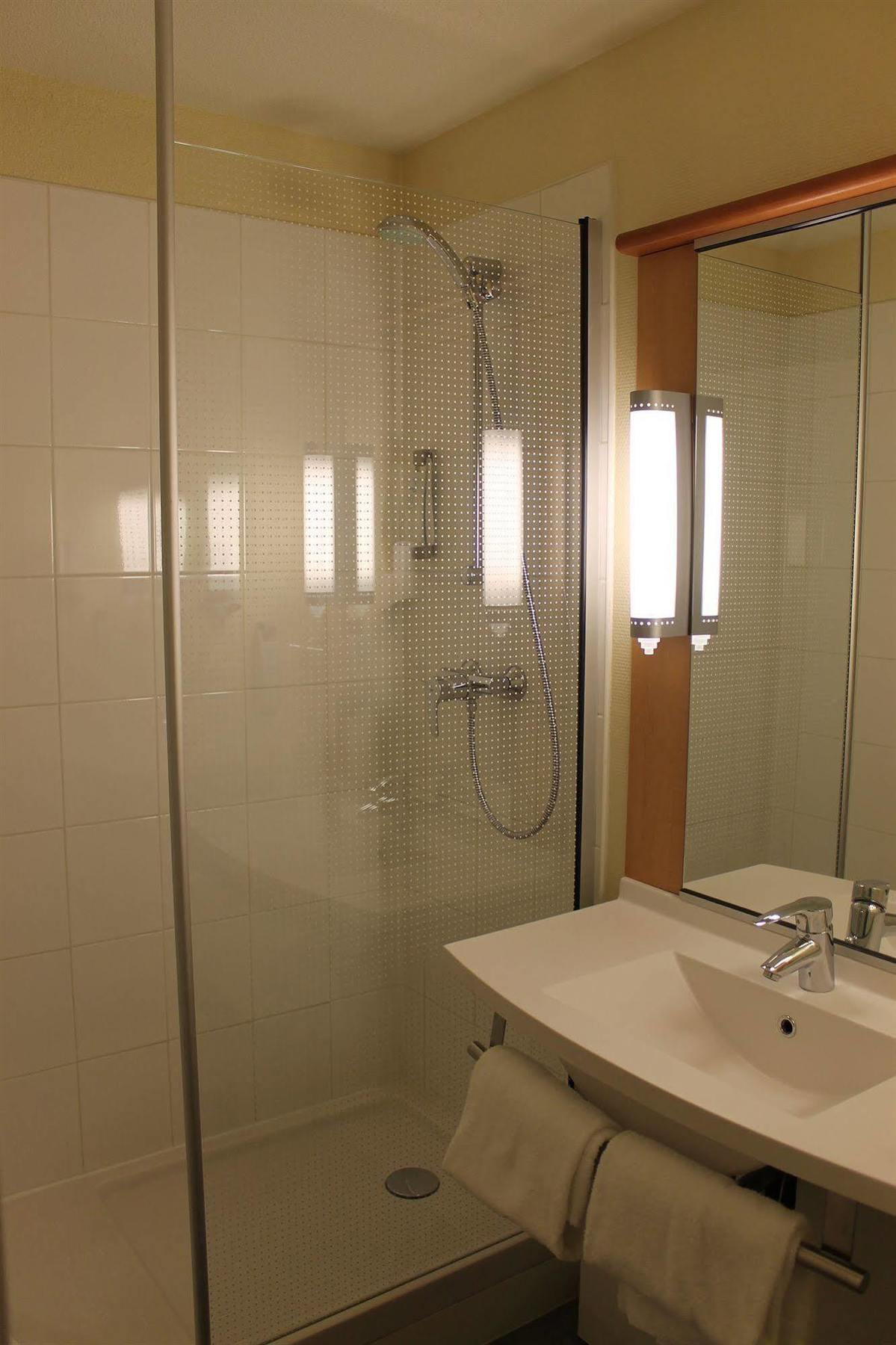 Ibis Avallon Magny  Zewnętrze zdjęcie